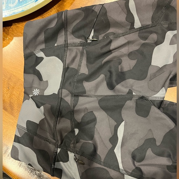 Athleta camo cropped leggings, XS, side zippers & elastic band waist - Picture 7 of 7